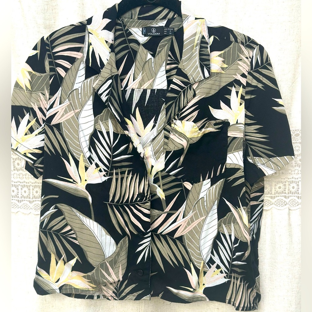 Women’s Volcom Gen Wow Button Up Shirt - Size Small